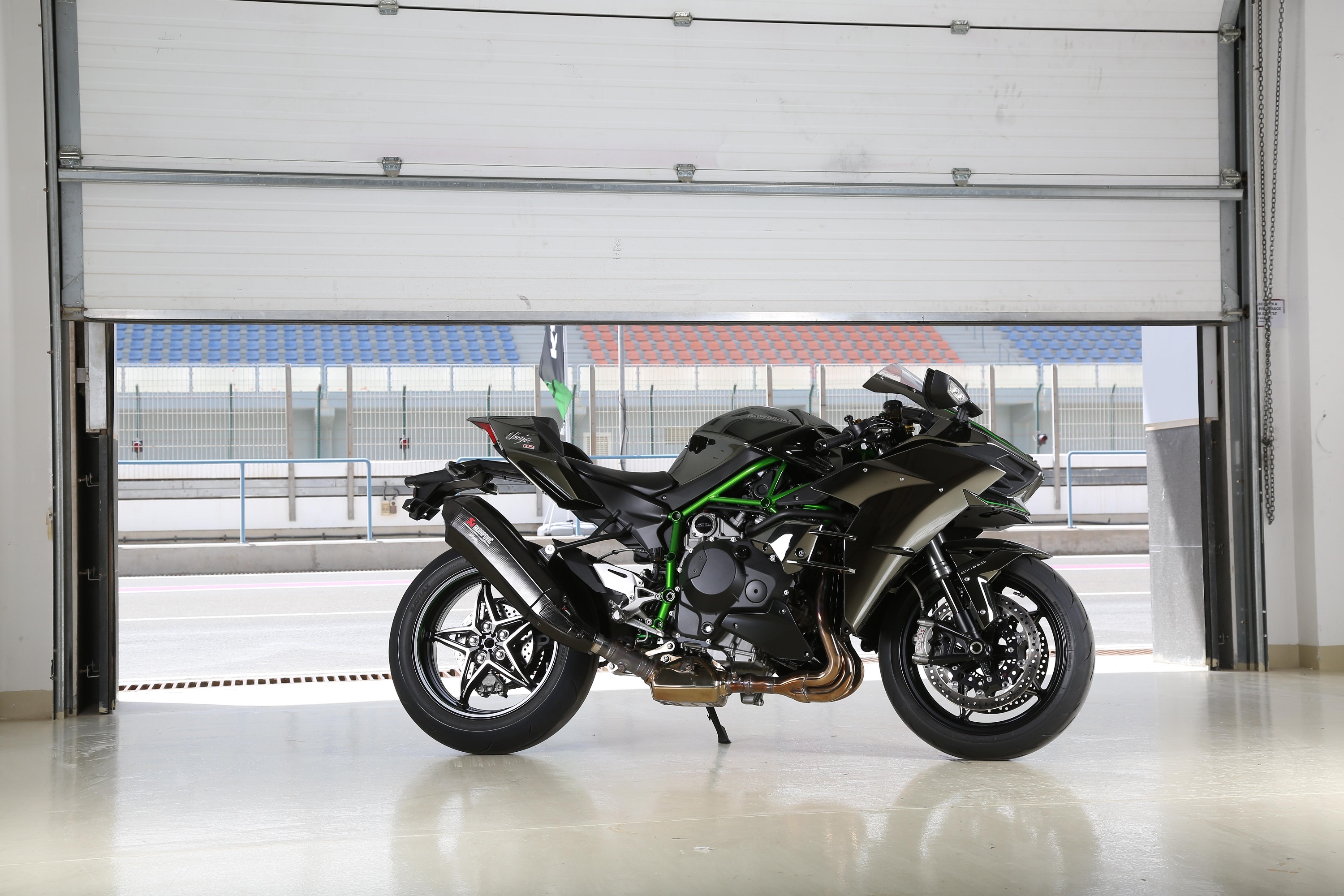 m m Kawasaki Ninja H2 Review (2015) • TheBikeMarket